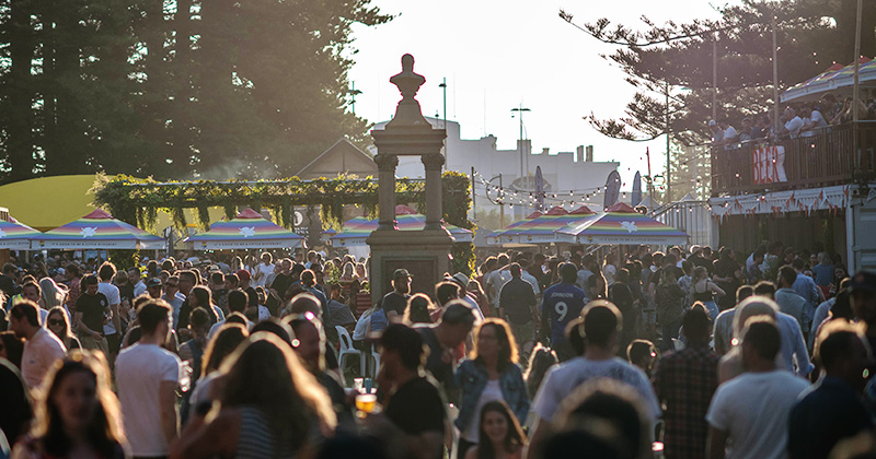 freo-beerfest-2018-statue-crowd